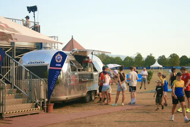 Neben den zahlreichen Attraktionen versorgen Gastro-Trucks die Besucher und Besucherinnen mit zahlreichen Köstlichkeiten sowie kalten Drinks. | Foto: Rebecca