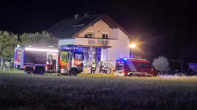 Die Fassade im Terrassenbereich eines Hauses in St. Jakob im Rosental begann aus bislang ungeklärter Ursache zu brennen. | Foto: Freiwillige Feuerwehr Feistritz im Rosental
