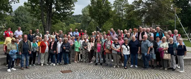 Rund 100 ältere Schärdingerinnen und Schärdinger besuchten am 8. Juli 2026 das Grafenauer Volksfest in der bayerischen Partnerstadt.  | Foto: Stadtgemeinde Schärding