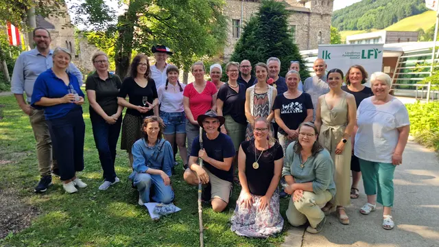 1.R. Johanna Digruber, Reinhard Leeb, Miriam Gavarini, Sabine Lembacher,

2.R. Bernadette Pree (Naturpark Ybbstal), Helga Erndl, Julia Lindenthal, Viktoria Kozel, Sabine Aigner, Barbara Laumer, Gudrun Schwarz, Ulli Haschka, Julia Stix (Mostvierteltourismus), Paula Pöchlauer-Kozel,

3.R. Markus Brandstetter (Vizebürgermeister Amstetten), Mostbaron Johannes Scheiblauer, Anna Riegler, Ronnie Walcher (Naturpark Yppstal), Gerald Pfiffinger, Martina Grabner (Trainerin), Michael Pfeifer (Trainer), Monika Fuchslugner (Kammerobfrau),

 | Foto: LFI NÖ
