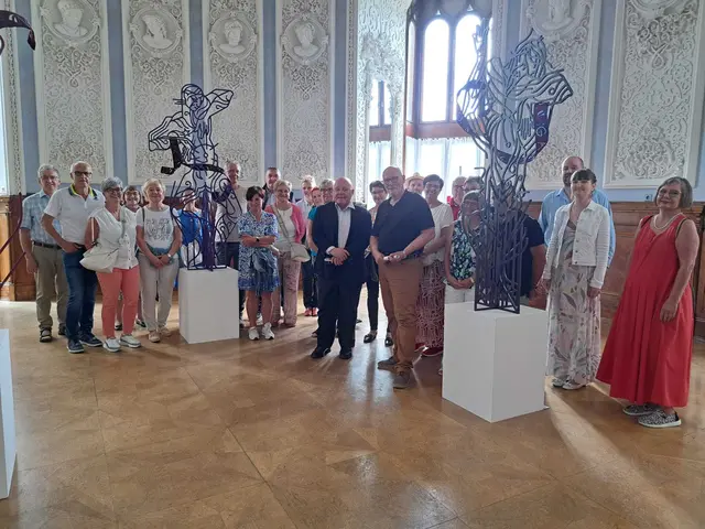 Kurator Igor Pucker führte die Wolfsberger Bezirksgruppe des Kärntner Bildungswerkes mit Bezirksobmann Karl Schwabe durch die Ausstellung "Transfer“ und gab einen interessanten historischen Überblick. | Foto: Privat