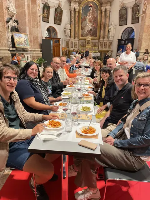 Beim Benefizabend „Pasta per Tutti“ kamen 27.000 Euro für Menschen in Wohnungsnot in Tirol zusammen. Zahlreiche Gäste setzten im Innsbrucker Dom ein Zeichen der Solidarität. | Foto: Diözese Innsbruck/Sigl