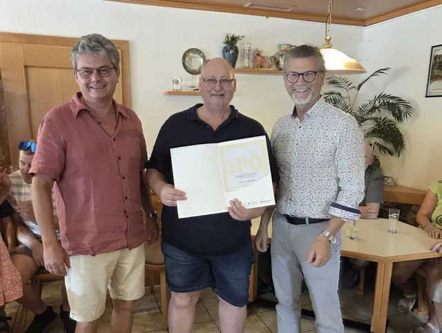 Am Bild von links Ortsparteivorsitzender Josef Aschauer, Pensionistenverbands-Vorsitzender Franz Leimhofer und Bürgermeister Manfred Fenster.
 | Foto: SPÖ