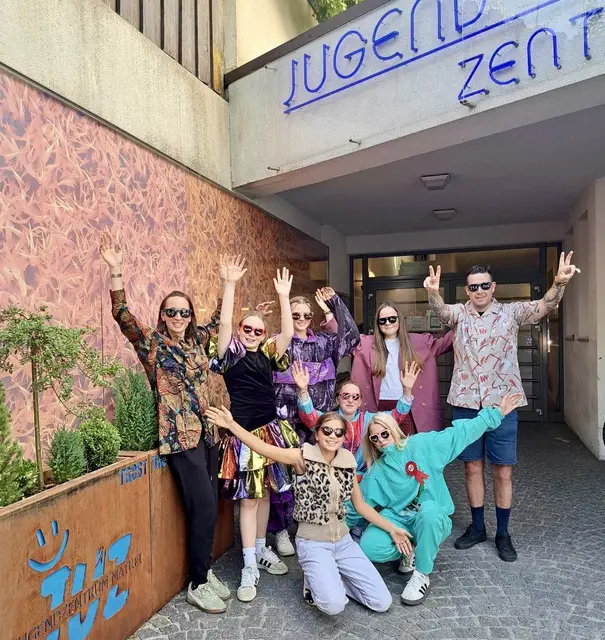 Sarah Wibmer (l.) und Ingo Pranter (r.) sowie die jungen MatrreierInnen freuen sich auf viele Besucher bei der Geburtstagsfeier.
 | Foto: Jugendzentrum Matrei