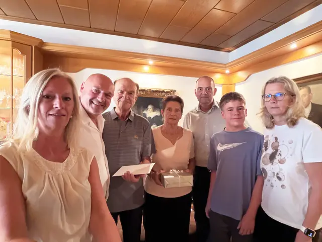 Bürgermeisterin Alexandra Weber, Vizebürgermeister Michael Christoph, Johann und Christine Nöbauer, Christian Nöbauer, Alexander Nöbauer, Nikol Nöbauer (v.l.). | Foto: Stadtgemeinde Heidenreichstein