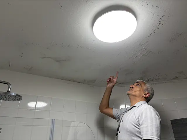 Auch Göksu kämpft mit Schimmel in seiner Wohnung.  | Foto: Luca Arztmann/MeinBezirk