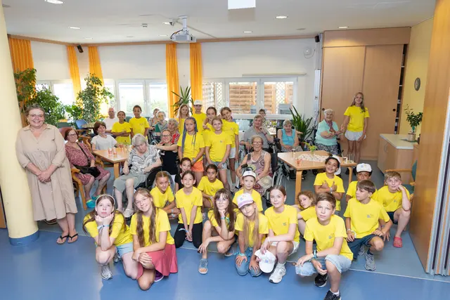 Die Kinder besuchten die Bewohnerinnen und Bewohner im Caritas-Pflegewohnhaus Preding.