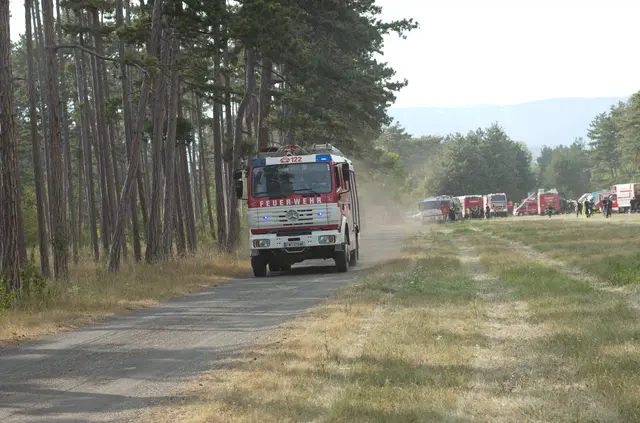 Feuerwehrfahrzeuge wurden beim Einsatz im Föhrenwald beschädigt. | Foto: Santrucek