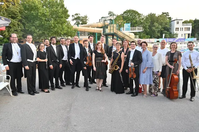 Durch die Musik der 1920er Jahre swingten Paul Schweinester (Tenor), Teresa Vogl (Conférencier) und das Orchester Divertimento Viennese. Mit im Bild: Ulrike Scholda (Leitung Abteilung Kultur), Marie-Theres Arnbom (Dramaturgie &amp; Konzept) sowie Strandbad-Betriebsleiter Harald Gölles und Sascha Steffl (Leitung Abt. Sport &amp; Freizeit).

  | Foto: 2026psb/sap