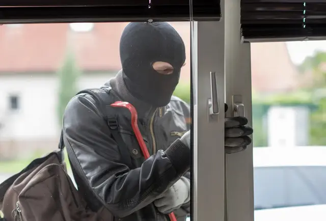 Durch ein gekipptes Fenster verschaffte sich ein 40-jähriger Einbrecher Zugang in ein Tullner Wohnhaus. | Foto: panthermedia/lieres (Symbolbild)