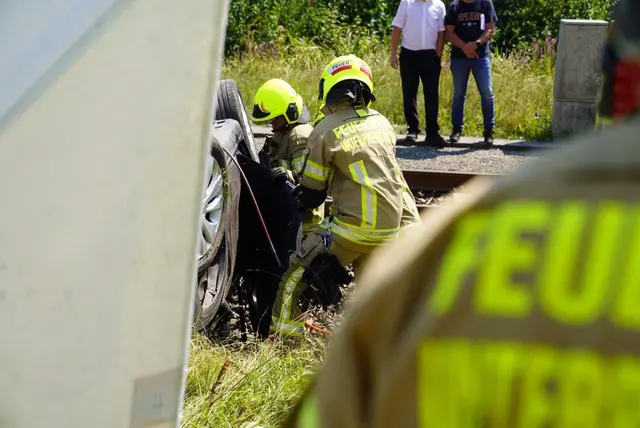 Herausfordernder Einsatz: Die verunglückte Fahrzeuglenkerin musste aus ihrem deformierten Pkw geschnitten werden. | Foto: FF Unterpremstätten