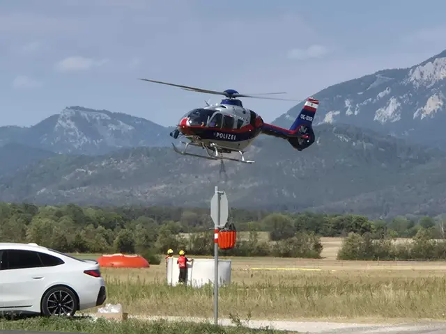 Die Hubschrauber fassen Wasser auf, um es wieder über dem Feuer abzuwerfen. | Foto: www.einsatzdoku.at