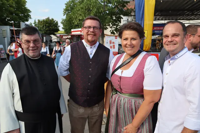 Pater Stephan Neulinger mit drei BürgermeisterInnen: Hermann Rauch (Sooss), Natascha Partl (Furth) und Johannes Grasel (Heiligenkreuz). | Foto: Manfred Wlasak