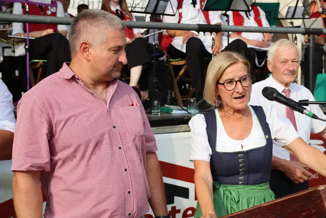Pfaffstättens FF-Kommandant Thomas Steiner mit Landeshauptfrau Johanna Mikl-Leitner. | Foto: Manfred Wlasak