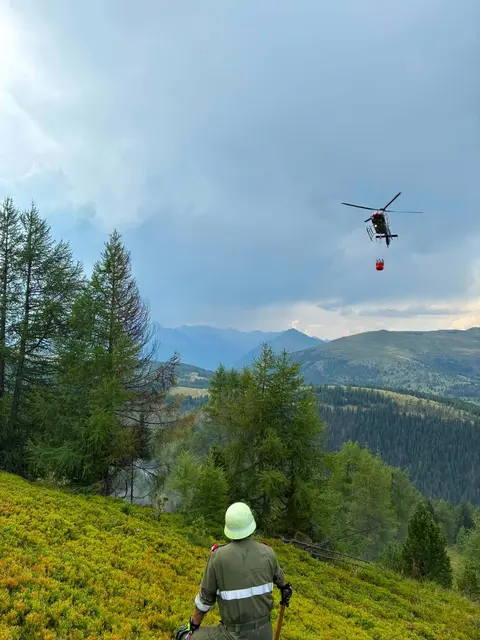 Die Florianis bekamen bei der Brandbekämpfung Hilfe aus der Luft. | Foto: Freiwillige Feuerwehr Rennweg am Katschberg