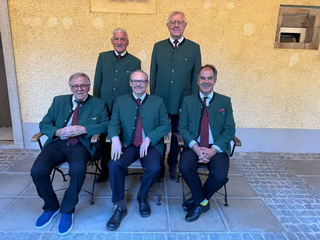 Von links nach rechts: 1. Reihe: Die Chorleiter Wilhelm Atteneder (33 Jahre), Michael Paminger (4 Jahre), Basil Coleman (seit 3 Jahren). 2. Reihe: Obmann-Stellvertreter Erwin Kaltseis und Obmann Friedrich Bernhofer (40 Jahre).  | Foto: Heidemarie Atteneder