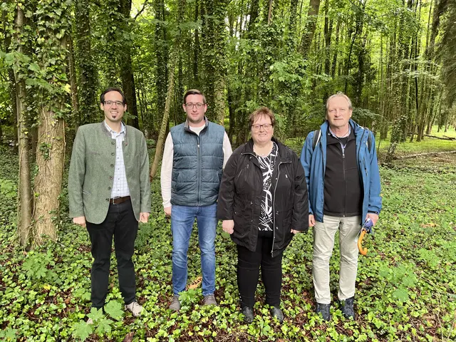 Bürgermeister David Süß, Friedhofs-Stadträtin Gabriele Beer, Landschaftsarchitekt Gerhard Prähofer und dem zuständigen Bediensteten Dominik Döller. | Foto: Stadtgemeinde Schrems
