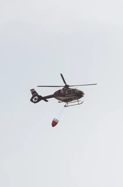 Auch Löschen aus der Luft ist wieder angesagt. | Foto: Santrucek