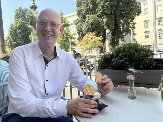 Stadtrat Thomas Gegenhuber wählte im Café Livi die Sorten "Cheescake" und "Linzer Torte". | Foto: MeinBezirk