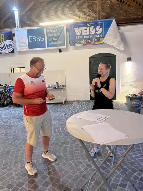 Obfrau Claudia Koller von der Tri Merino Mattersburg dankt Martin für seine organisatorischen Tätigkeiten in der Vergangenheit und überreicht ein kleines Präsent. | Foto: Tri Team Pöttsching