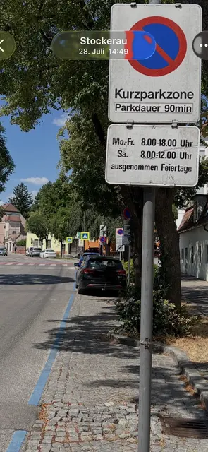 Eine "versteckte Verkehrstafel" in der Kurzparkzone Schießstattgasse in Stockerau als Auslöser des Ärgers.  | Foto: Andrä
