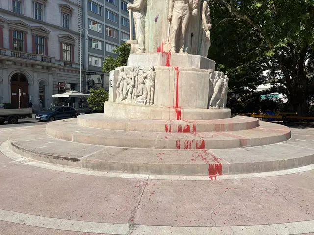Schon vor Kurzem wurde das Lueger-Denkmal mit  roter Farbe beschmiert. | Foto: Fabian Franz/MeinBezirk