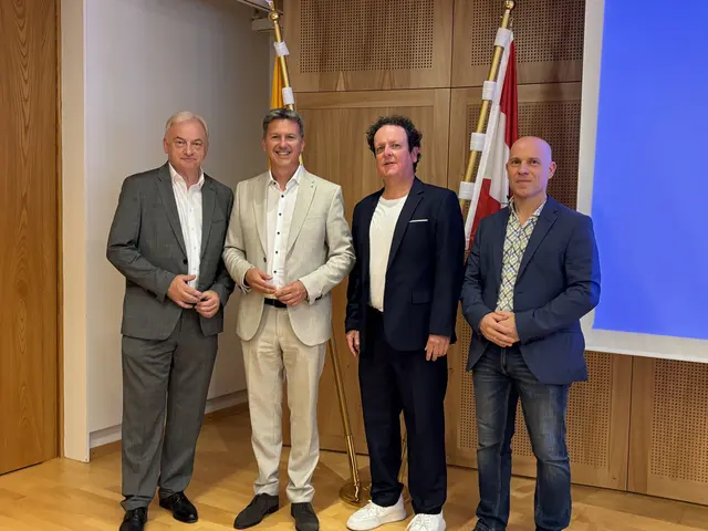 Von links: Bezirkshauptmann  Heinz Pansi, Landeshauptmann Daniel Fellner, IT-Leiter Christian Inzko und Patrik Zenaty, Bereichsleiter Verwaltungsstrafrecht und Leiter des Service Centers CBE der Bezirkshauptmannschaft Hermagor, bei der Präsentation des neuen KI-Sprachbots. | Foto: MeinBezirk/Carmen Rienzner