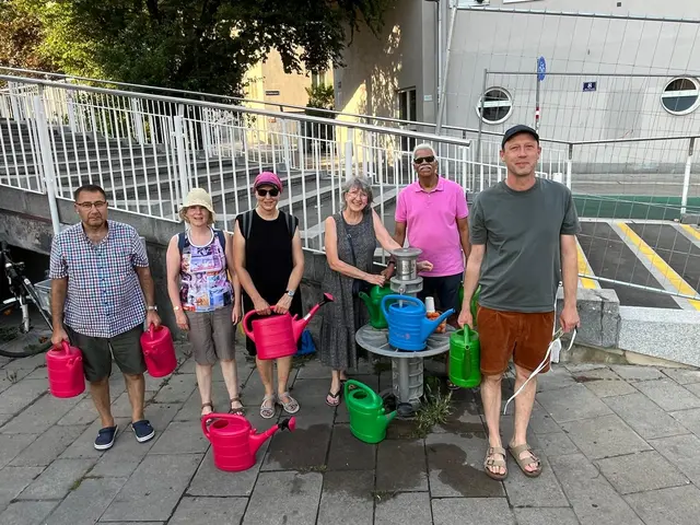Jeden Dienstag um 18 Uhr treffen sich Bewohner, um gemeinsam die Bäume am Platz mit Wasser zu versorgen.  | Foto: Grätzllabor