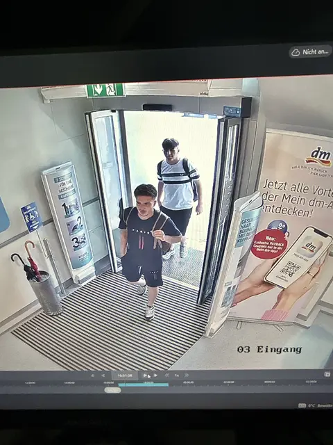 Diese beiden jungen Männer stehen im Verdacht, ein Mädchen mit einem Messer bedroht zu haben.  | Foto: LPD-Bgld