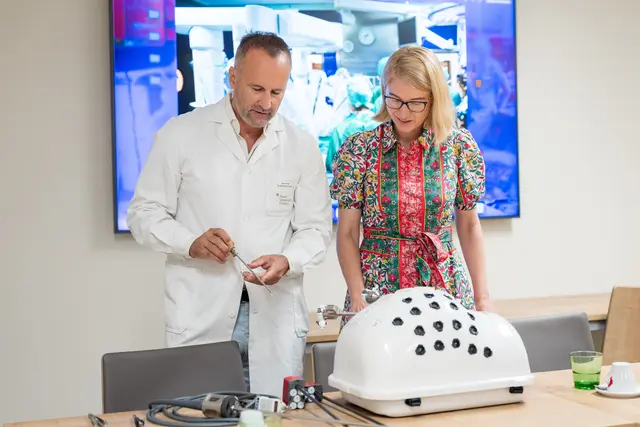 LH-Stellvertreterin Christine Haberlander und Andreas Zierer, Vorstand der Universitätsklinik für Herz-, Gefäß- und Thoraxchirurgie. | Foto: KUK/Derflinger