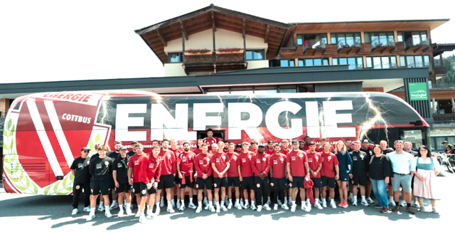 Das deutsche Fußballteam vor dem Penzinghof. | Foto: Energie Cottbus