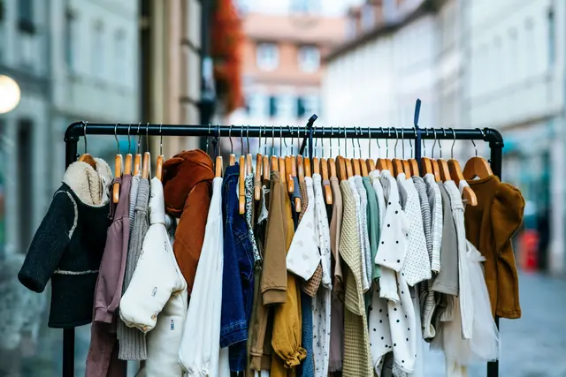 Zu finden gibt es Kleidung vom Strampler bis zum Kindergewand. | Foto: Unsplash/Markus Spiske
