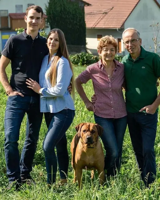 Die Hofveitl Familie: rechts Mama Monika und Papa Peter und links Sohn Hans-Peter mit Sissi | Foto: Hofveitl