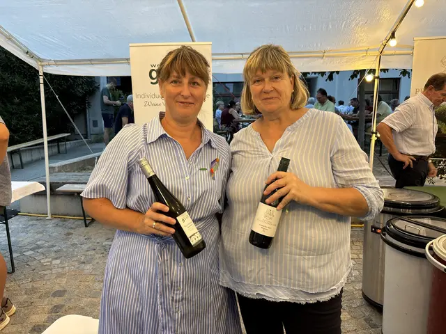 Für die Weine zuständig waren: Gudrun Grill-Gnaur vom Weinhof Grill und Barbara Paradeiser vom Bioweinbau Peter Paradeiser. | Foto: Victoria Edlinger