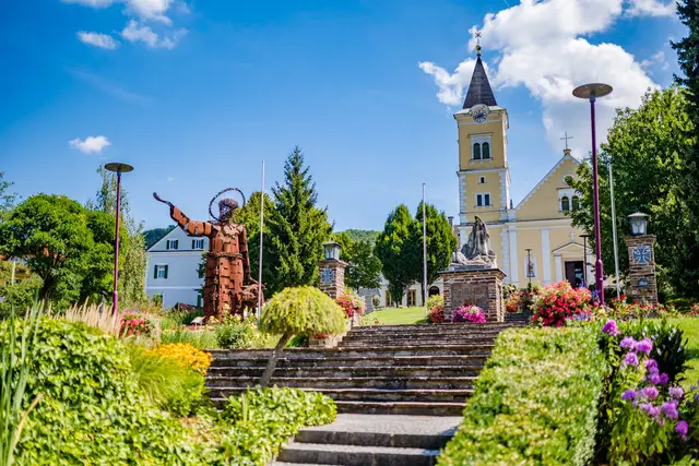 Ein weiteres Wahrzeichen von Tieschen ist die neun Meter hohe Franziskus-Statue zwischen Kirche und Ortszentrum. | Foto: Herwig Brucker