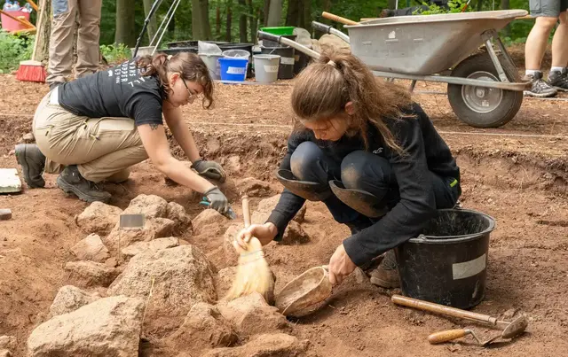 Archäologische Forschungen machen sichtbar, wie Menschen diesen besonderen Platz bereits seit Jahrtausenden als Lebensraum nutzten. | Foto: C. Bieber