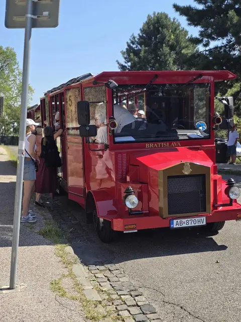 Roter Nostalgiebus