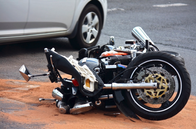 Eine 48-jährige Motorradfahrerin wurde bei einem Zusammenstoß schwer verletzt. (Symbolbild) | Foto: Smarterpix/kodda