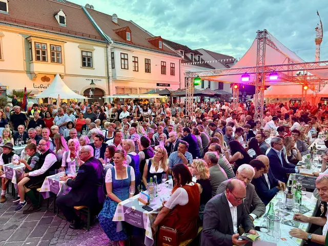 An insgesamt 52 Ständen erwartet die Besucherinnen und Besucher eine Vielfalt an Weinen, Winzersekten, regionalen Schmankerln, Bio-Produkten und kulinarischen Spezialitäten.  | Foto: Eisenstadt