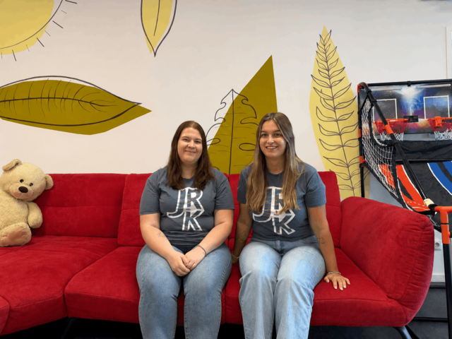 Jugendgruppenbetreuerinnen. Sarah Knoll (li.) und Pia Krapf leiten die Rotkreuz-Jugendgruppe in Traun.  | Foto:  OÖJRK/Traun