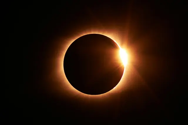Am Mittwochabend wird der Mond die Sonne großteils verdecken. Forscher der UNI Graz laden zur gemeinsamen Beobachtung.  | Foto: unsplash/Jongsun Lee