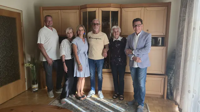 vlnr. GV Roman Krecht, Vizebgm.in Birgit Grafl,
Schwiegertochter Hildegard und Sohn Markus, Emilie Resch und Bgm. Erich
Trummer. | Foto: Gemeinde Neutal