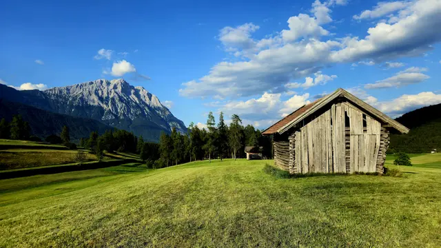Am Mieminger Plateau mit Blick gegen die Hohe Munde 2.662 m.