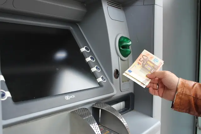Die Polizei sucht Zeugen zu einer Unterschlagung nach einer Bankomatbehebung in Dölsach. (Symbolbild) | Foto: Symbolbild pixabay.coom