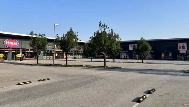 Auf diesem Bild steht kein Fahrzeug außerhalb der Öffnungszeiten auf dem Parkplatz vor dem FMZ Freistadt. Das ist sehr bitter für Loyal Parking, weil diese Firma dann keine Zahlungsaufforderungen wegen Parkverstößen verschicken kann. | Foto: MeinBezirk/Roland Wolf