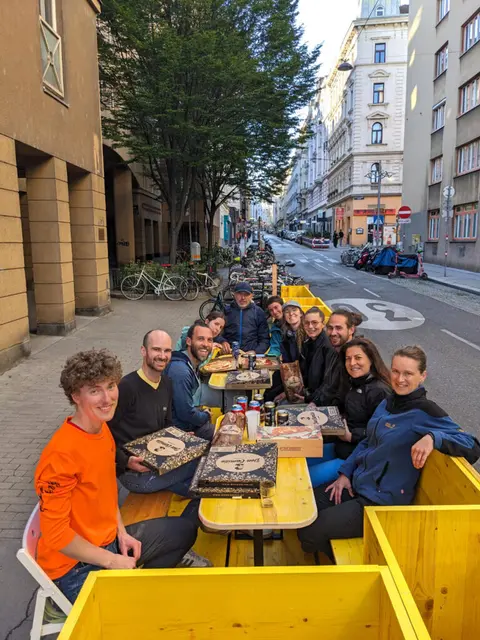 Das Team von Schulterblick zeigt sich sichtlich zufrieden. | Foto: Schulterblick