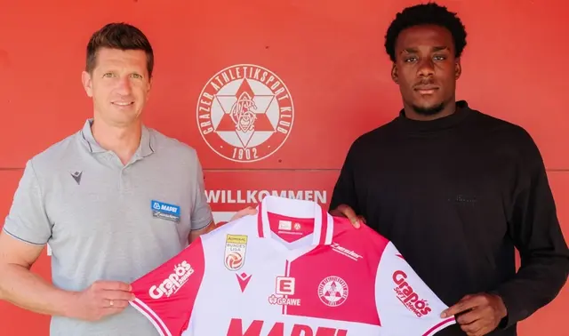 Sportdirektor Andi Lienhart mit Neuzugang Souleyman Mandey. | Foto: GAK 