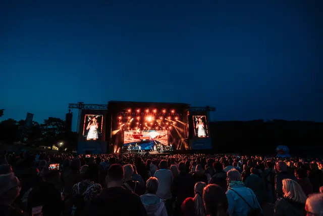 Bereits am Vortag, dem 28. August 2026, dürfen sich Fans auf ein besonderes Warm-up in der Kitzbüheler Innenstadt freuen. | Foto: Berglive - Nadine Vol