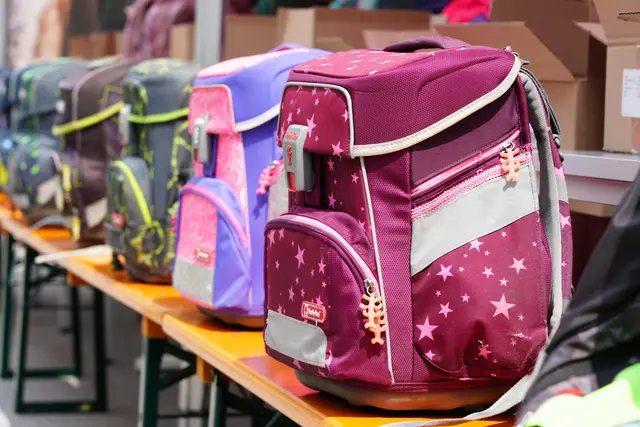 Mehr als 20.000 Schultaschen und Schulrucksäcke konnten seit dem Start der Tiroler ReUse-Schultaschensammlung gesammelt, aufbereitet und an Kinder sowie Familien im ganzen Land weitergegeben werden. | Foto: Land Tirol/Dorfmann