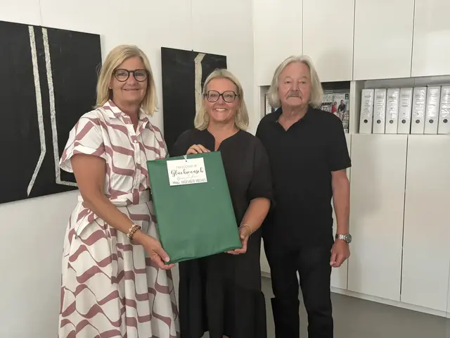 Bürgermeisterin Susanne Kaltenegger mit Ute und Meinhard Neugebauer. Zur Geschäftsführungs-Übergabe gab es natürlich auch ein Geschenk. | Foto: MeinBezirk/Angelika Kern